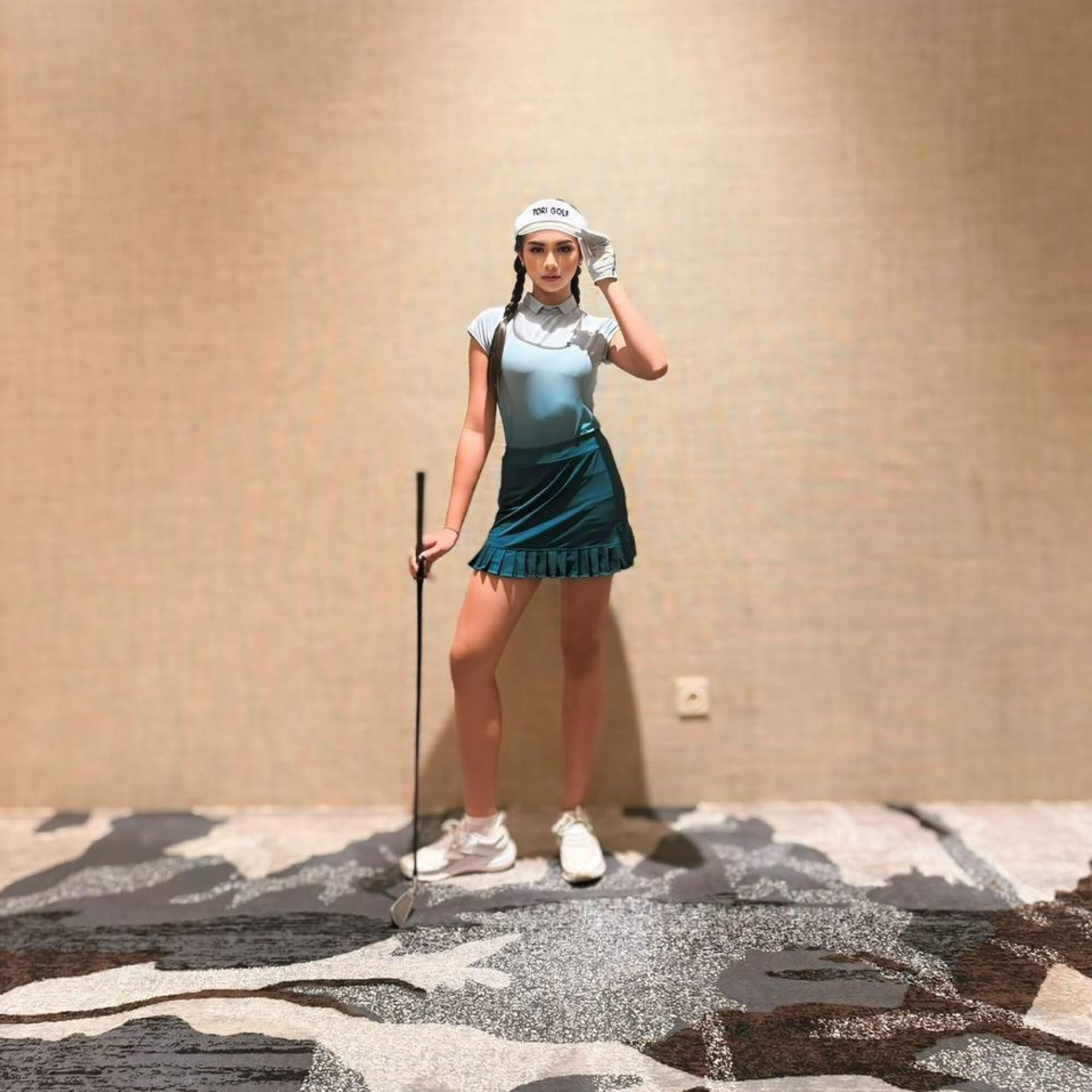 TG-LGS-022 | Ladies short sleeve golf set motion blue with green tosca gradation and pleated skirt with side pockets - Image 3